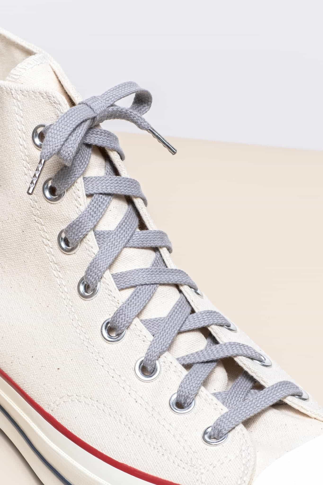 Hliníková šedá tkaničky do tenisek od Senkels. Tkaničky z organické bavlny pro Converse, Vans a další značky tenisek